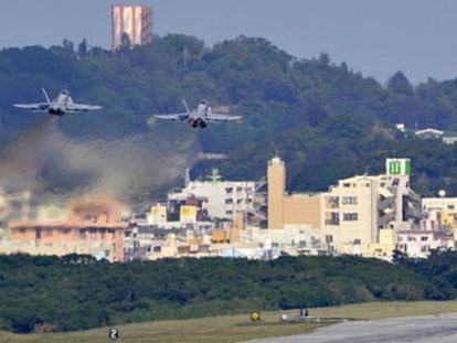 Vista de la base aérea estadounidense de Futenma en Ginowan, Japón
