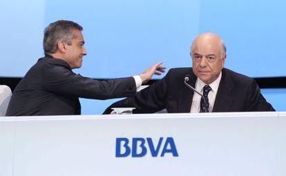 El presidente del BBVA, Francisco González (d), y el consejero delegado, Ángel Cano.