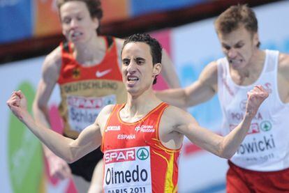 Manuel Olmedo celebra su victoria en la final de los 1.500 metros.