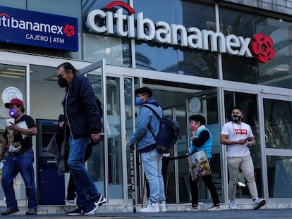 Personas transitan frente a una sucursal de Citibanamex en Ciudad de México.