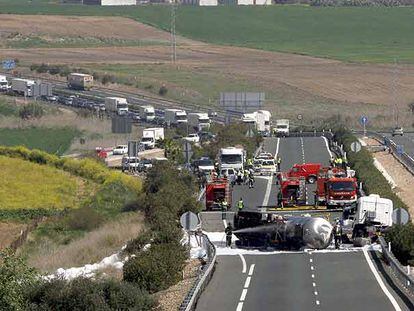 Un camión cisterna vuelca en la A-4