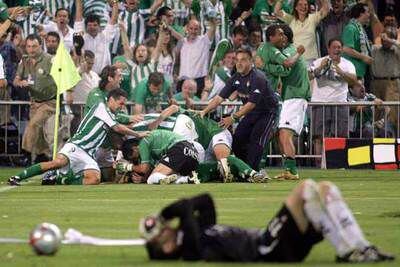 Los jugadores del Betis se abrazan tras el gol de Danim mientras el portero osasunista se lamenta.