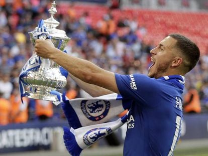 Eden Hazard, con la copa de la FA CUP este sábado tras derrotar el Chelsea al Manchester United en la final.