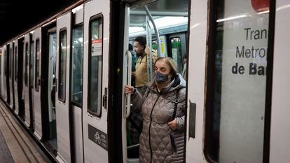 Usuarios del metro de Barcelona con mascarillas el pasado 26 de enero. 