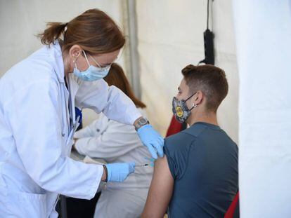 Un joven acude a recibir la vacuna contra el Covid-19.