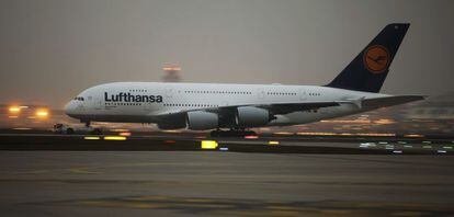 Un avi&oacute;n Airbus A380 de la compa&ntilde;&iacute;a alemana Lufthansa en Fr&aacute;ncfort. 