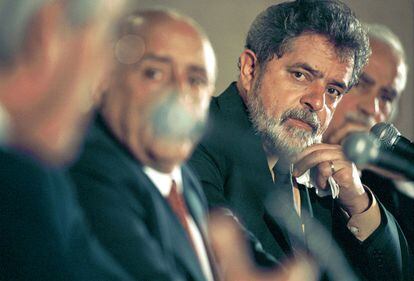 Fue hasta las elecciones de 2002 que Lula logró imponerse en las urnas. El candidato del PT derrotó a su oponente, José Serra, del PSDB. En la imagen, Lula da Silva durante un debate en 2002. 