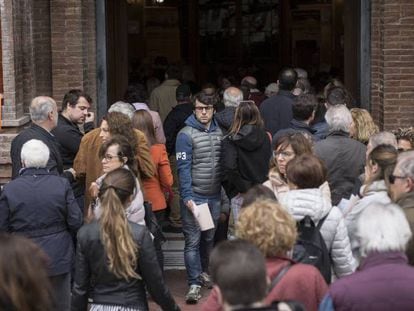 Ambiente electoral en un centro electoral de Barcelona. En vídeo, la movilización en Cataluña a esa hora ha sido del 64,15%, casi 18 puntos más que en los anteriores comicios.