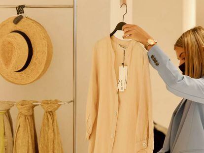 Una dependienta de Zara, en la tienda que la marca tiene en la plaza de España de Madrid. 