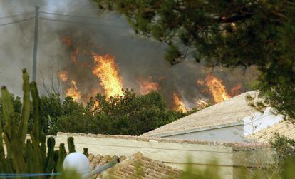 Zona del incendio junto a la urbanización Cumbres del Sol en el paraje natural de La Granadella, entre los términos alicantinos de Xàbia y Benitatxell.