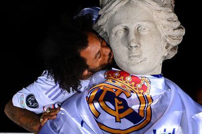Marcelo kisses the statue of Cibeles. 