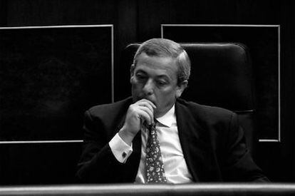 Carlos Solchaga, en 1992, cuando era ministro de Economía y Finanzas, en su escaño del Congreso de los Diputados.