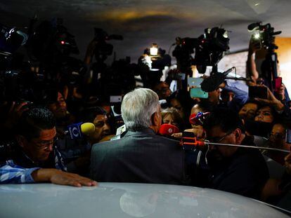 El presidente Andrés Manuel López Obrador habla con periodistas en la Ciudad de México.