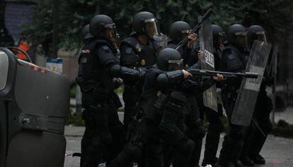 La Policía, durante los disturbios del pasado octubre en Barcelona.