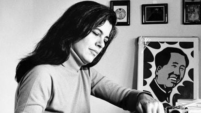 La escritora Susan Sontag en su escritorio.