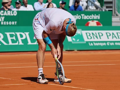 Davidovich se lamenta durante la final de este domingo en Montecarlo contra Tsitsipas.