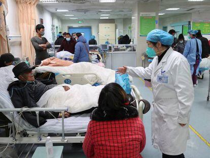 Un sanitario atiende el pasado miércoles a un paciente en el servicio de urgencias del Hospital Popular del Distrito de Ganyu, en Lianyungang, provincia de Jiangsu, China.