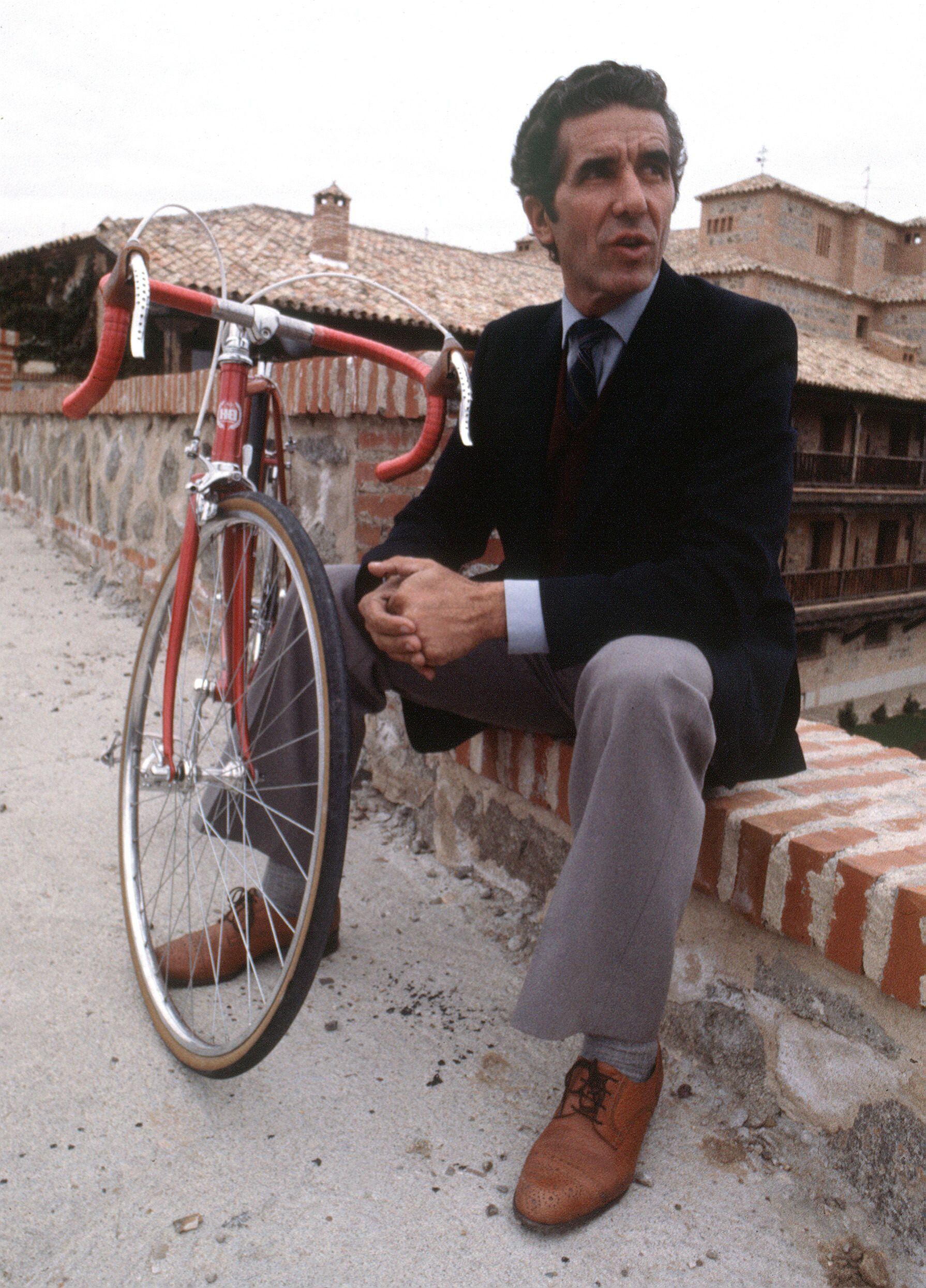 El ex campeón del Tour de Francia, Federico Martín Bahamontes, por las calles de Toledo, en el año 1980.