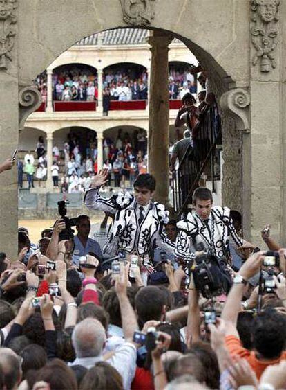 Perera (izquierda) y Manzanares salen por la puerta grande de Ronda.