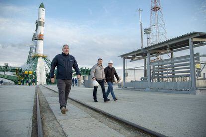 Dmitri Rogozin, el director de Roscosmos, en el cosmodromo de Baikonur el 25 de abril antes del lanzamiento de un cohete.