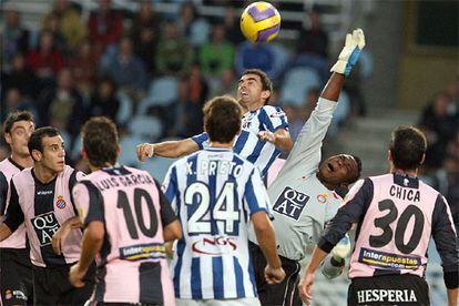 Kameni desvía un balón de la Real Sociedad.