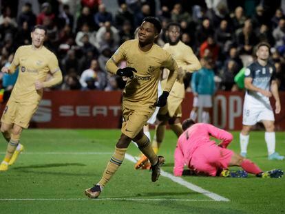 Ansu Fati después de marcar el tercer gol del Barcelona en el partido de Copa de Rey ante el Ceuta, en el estadio Alfonso Murube este jueves.