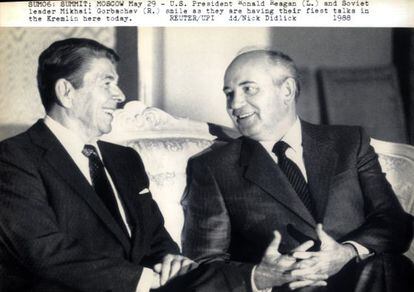 Encuentro en Moscú, entre el presidente de Estados Unidos Ronald Reagan y Mijail Gorbachov