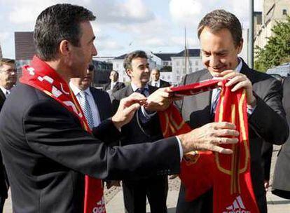 Zapatero recibe de Rasmussen una bufanda con los colores de la bandera de España