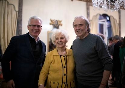Joan Manuel Serrat y Baltasar Garzón junto a Estela de Carlotto durante el homenaje celebrado este lunes en la residencia del embajador argentino en Madrid.
