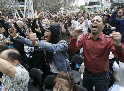 Cientos de personas celebran la toma de posesión de Obama en Los Ángeles.