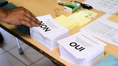 Una votante coge la papeleta del no en el referéndum de independencia celebrado en octubre de 2020.