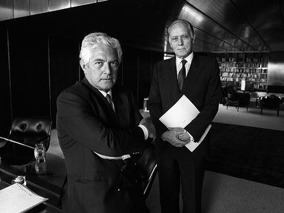Javier Valls Taberner (a la izquierda), junto a su hermano Luis, en mayo de 1990 cuando eran copresidentes del Banco Popular en uno de los despachos de la entidad.
