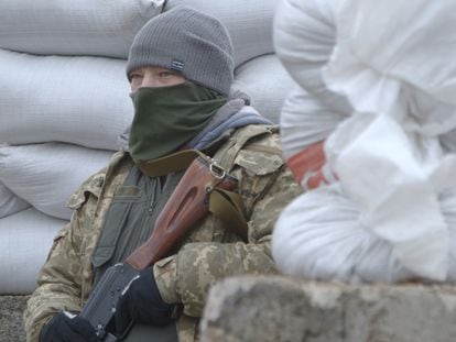 Un miliciano ucranio armado.