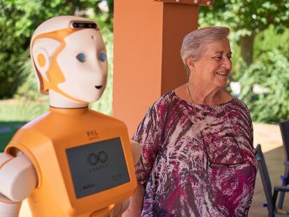 El robot ARI, de la empresa PAL Robotics, junto a una de las participantes de uno de los proyectos de la compañía, llamado Shapes (formas en inglés), en una imagen cedida.