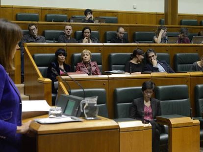 La candidata a lehendakari del PSE-EE, Idoia Mendia en el estrado con la de EH Bildu, Maddalen Iriarte al fondo.   
 