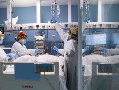 El personal sanitario atiende a un paciente con covid-19 en la UCI del Hospital del Mar de Barcelona, este miércoles.