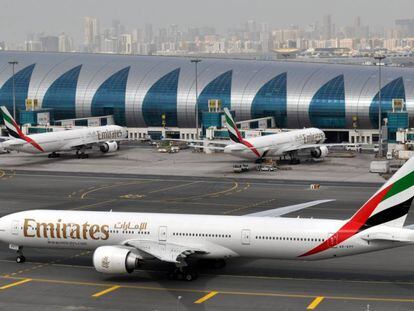 Un avi&oacute;n de Emirates, en el aeropuerto de Dub&aacute;i, el pasado 22 de marzo.