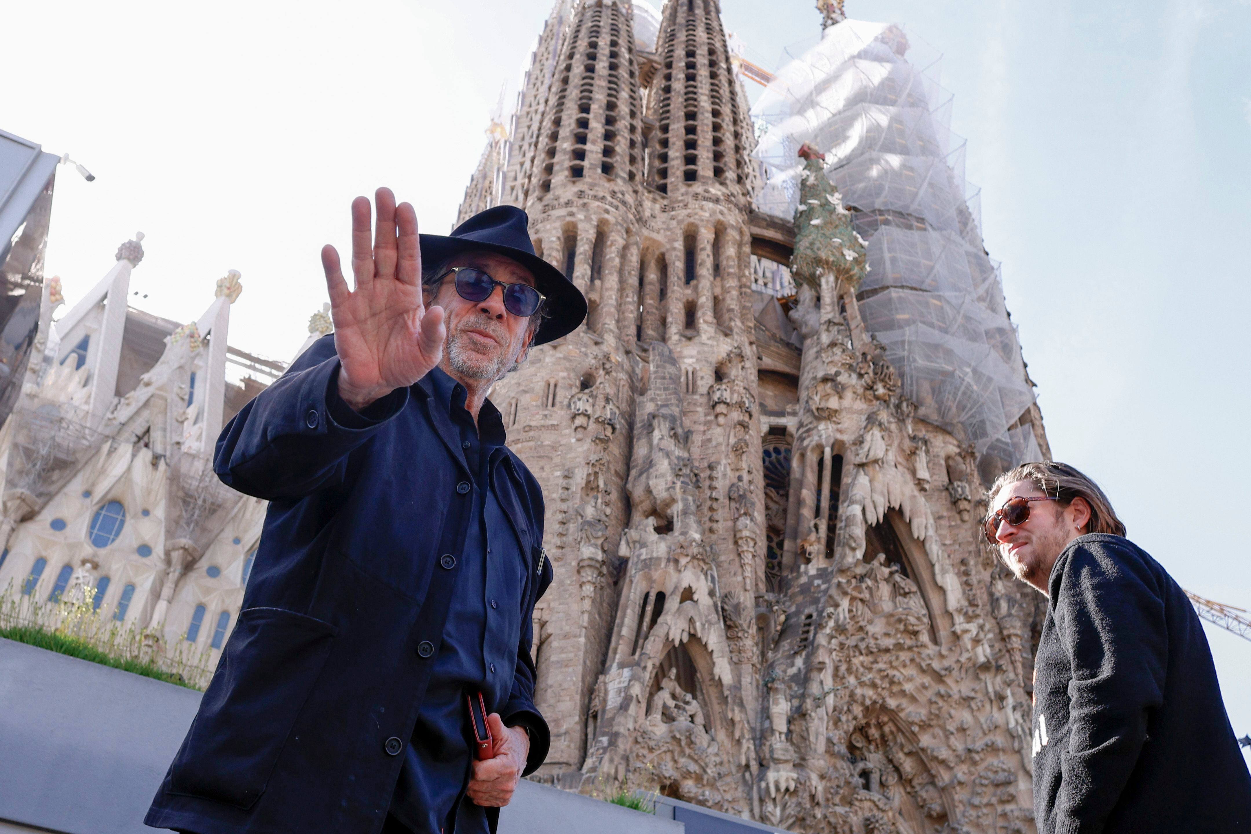 GRAFCAT1003. BARCELONA, 07/03/2024.- El cineasta Tim Burton, que se encuentra en Barcelona para inaugurar este jueves 'Labyrinth', la exposición inmersiva en su universo creativo, durante la visita que ha realizado a la Sagrada Familia. EFE/Quique García