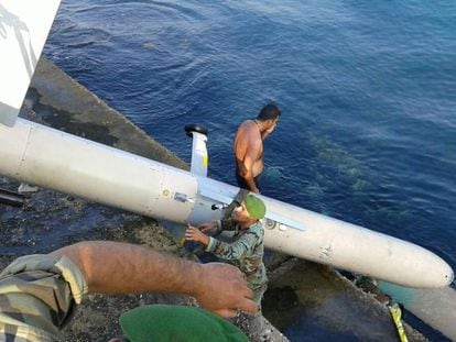 Militares libaneses retiran un dron caído en el puerto de Trípoli en 2015.