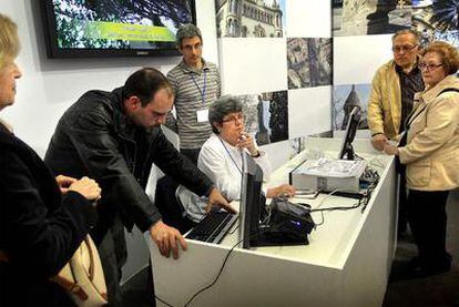 Un técnico intenta arreglar los errores del sistema de votación en la carpa de los Jardinets de Gràcia.