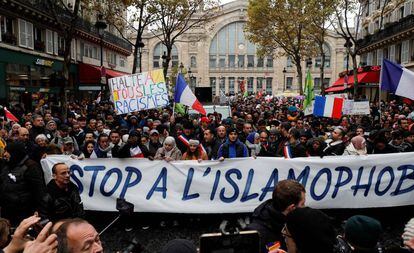 Manifestantes marchan contra la islamofobia este domingo en París.