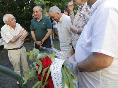 I&ntilde;aki Arriola y Miguel Buen, del PSE, saludan en la capilla ardiente al hermano de Jos&eacute; Ram&oacute;n Recalde (izquierda).