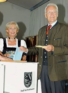 Edmund Stoiber deposita su voto, ayer, en Wolfratshausen (Baviera).