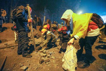 Un grupo de manifestantes recogen piedras para lanzarla a la policía en el centro de Kiev (Ucrania), 19 de enero de 2014.