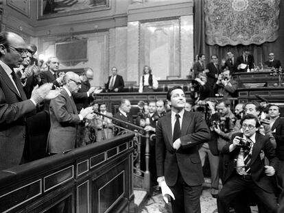 Adolfo Suárez es aplaudido desde el banco azul por Fernando Abril Martorell y Manuel Gutiérrez Mellado, tras la votación en la sesión de investidura como presidente del Gobierno en el Congreso, el 30 de marzo de 1979.