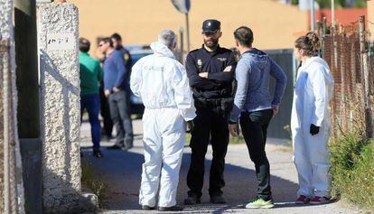 Agentes de la Policía Nacional ante la vivienda donde un hombre ha matado presuntamente con un arma blanca al padre de su novia en Castellón.