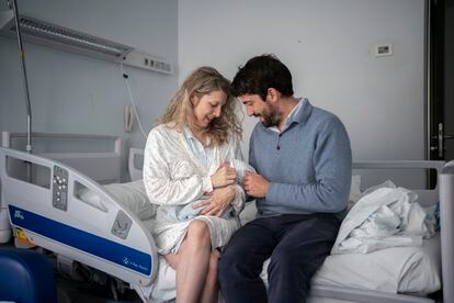 Winnie Andrews y Fabio Moliner junto a su bebé recién nacido la semana pasada en el hospital de Torrejón.