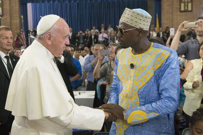 El Papa saluda a un asistente al acto en Harlem.