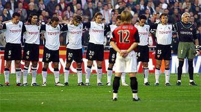 Los jugadores guardan un minuto de silencio por las víctimas del 11-M.
