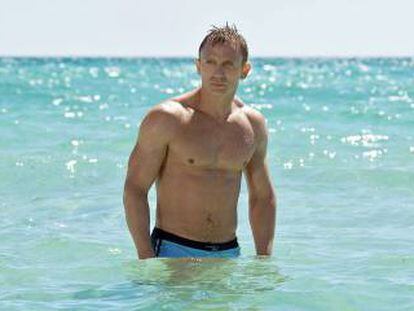 Daniel Craig, haciendo de Ursula Andress en una memorable escena de ‘Casino Royale’ (2006). Los ‘topless’ que nos ha regalado la saga Bond siempre han sido masculinos.